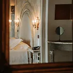 Paragon 700 Boutique &