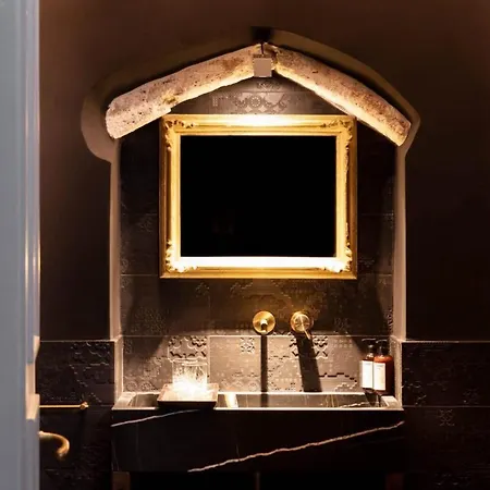 Paragon 700 Boutique & Hotel