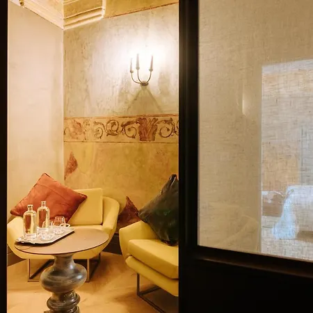 Paragon 700 Boutique & 5*