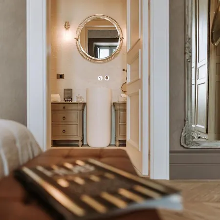 Paragon 700 Boutique & Hotel