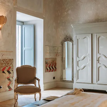 Paragon 700 Boutique & 5*