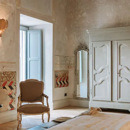 Paragon 700 Boutique & 5*