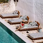 Paragon 700 Boutique & Hotel