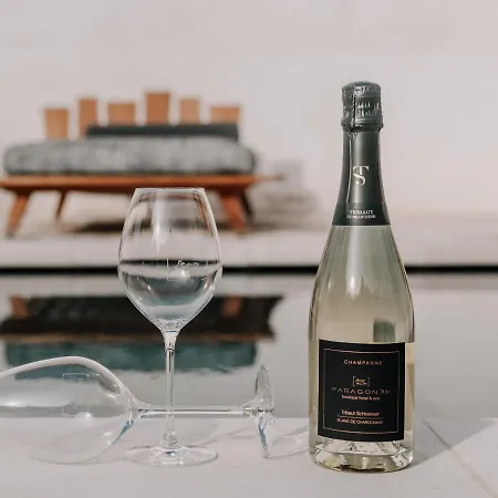 Paragon 700 Boutique &