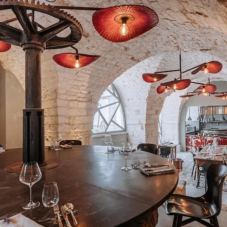 Paragon 700 Boutique &