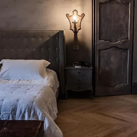 Paragon 700 Boutique & Hotel